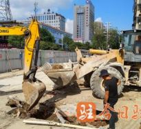 操搔屄BBB高温下的坚守｜道路建设者用汗水铺就畅通路